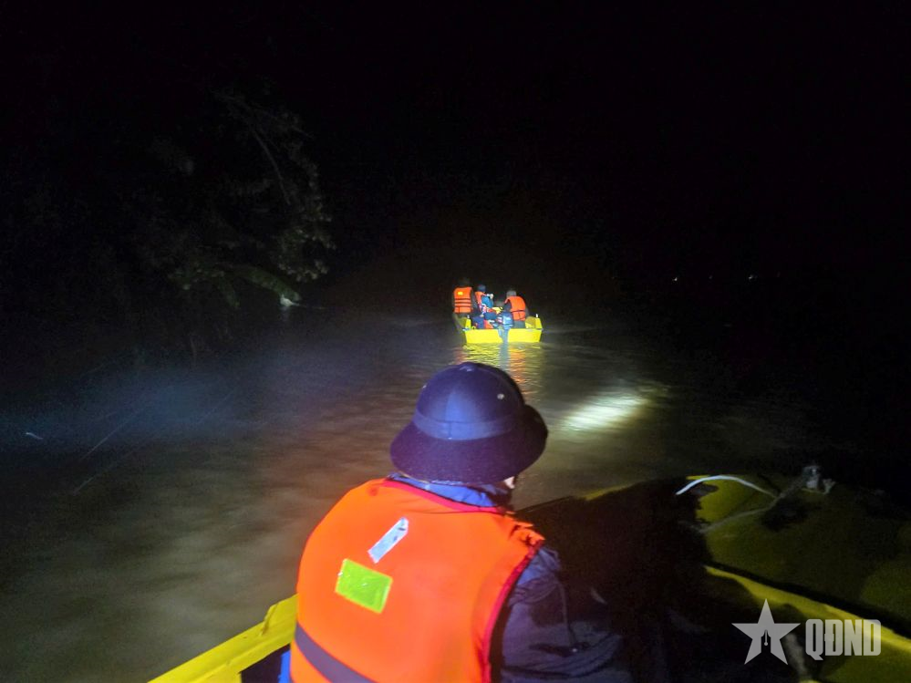 Học viện Hải quân hỗ trợ người dân bị cô lập ngay trong đêm